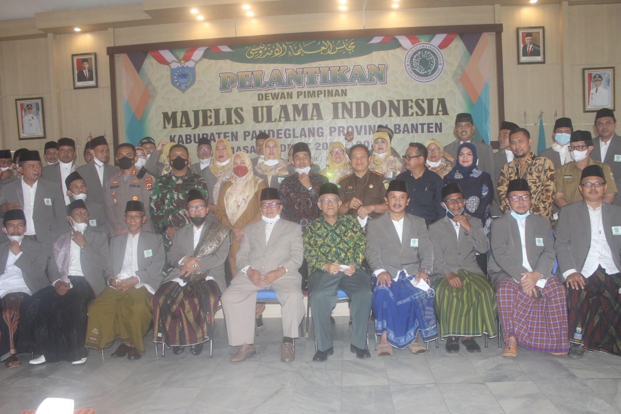 Foto bersama usai pelantikan.